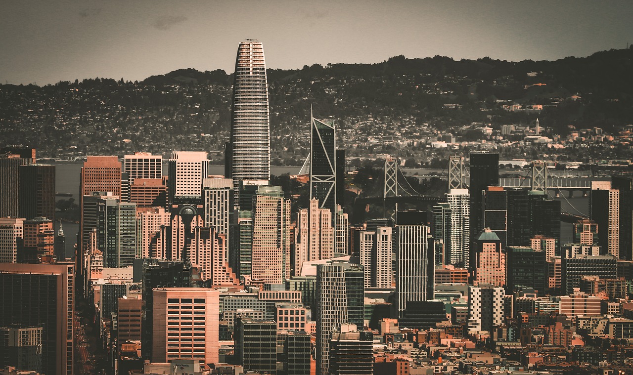 借助网球运 借助网球运